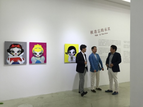 學古齋畫廊總監(jiān)禹璨奎（中）與藏家交流

