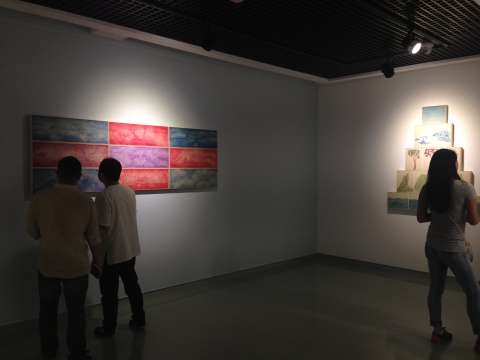 觀眾在展出作品前駐足
