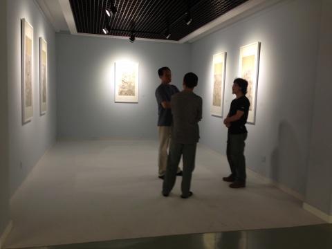 正觀美術(shù)館館長孫志中、藝術(shù)家趙修、藝術(shù)家董俊超在展覽現(xiàn)場
