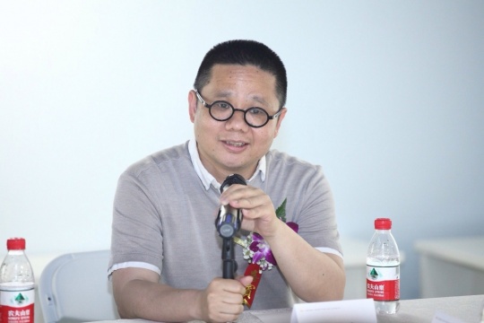 中央美術(shù)學(xué)院中國畫學(xué)院丘挺教授在研討會上與藝術(shù)家交流

