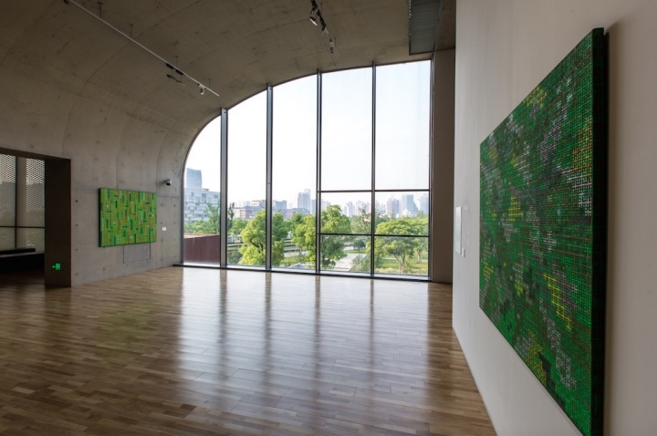 窗外的建筑、街道，以及綠色，同墻上的作品融為一體
