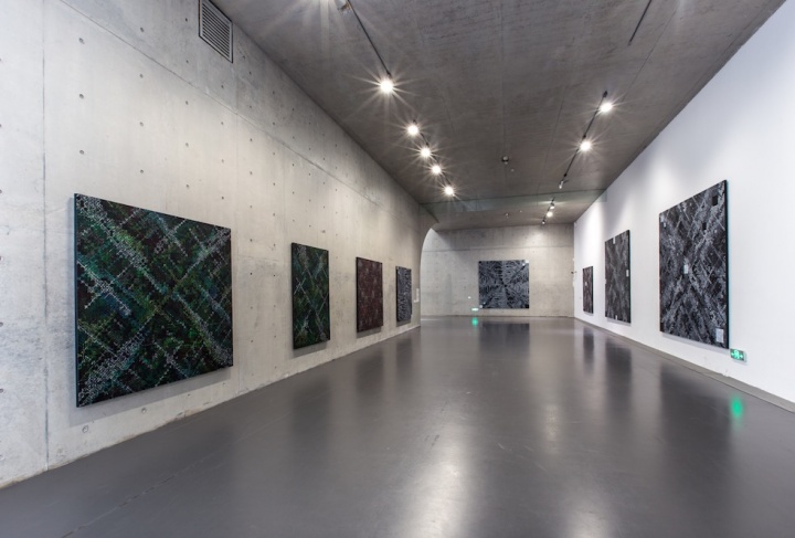 以“城市”為主題的作品，通常呈現出從天空俯視的角度，這個展覽的內部真是肅穆極了
