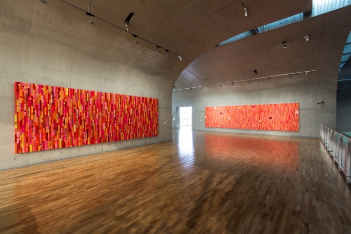 展覽的視覺做的非常成功，借助作品的力量，在展廳中的走動和觀看是具有連貫性的，一氣呵成又極為豐富，這種體驗貫穿在展廳內部中，也能在單獨的作品里獲得
