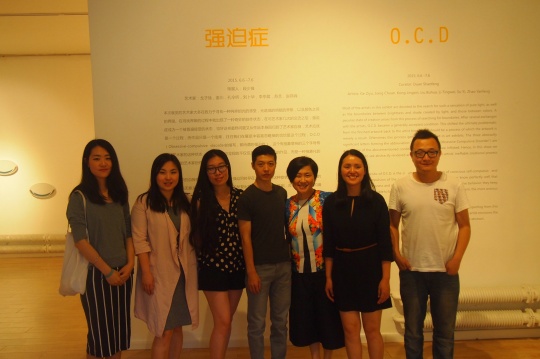 策展人段少鋒（右一）、EGG展覽媒體負(fù)責(zé)楚海娜（右二）及藝術(shù)家、嘉賓合影