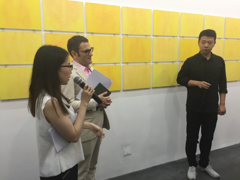 郭希、田霏宇、何翔宇在展覽現(xiàn)場對觀眾進行導覽
