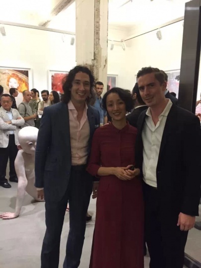 向京與Consigg董事總經(jīng)理Benjamin Sigg及外國(guó)友人
