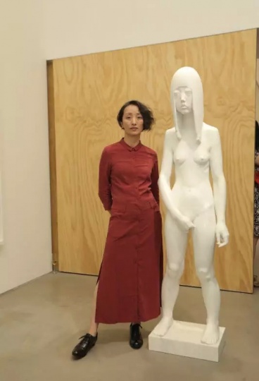 向京在漢白玉大理石作品前
