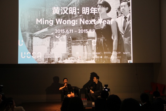  “明年”發(fā)布會現(xiàn)場，策展人劉秀儀（左）與藝術(shù)家黃漢明向觀眾介紹本次展覽
