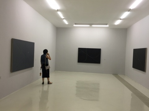 展覽現(xiàn)場，極簡的畫廊空間與抽象作品相得益彰
