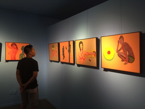 觀眾在展覽現(xiàn)場品味左小祖咒的作品
