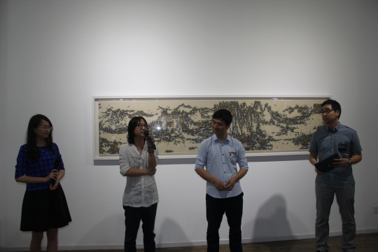 展覽開幕現(xiàn)場，左起：主持人王恬、藝術(shù)家陳俊、策展人孫國勝、名泰空間展覽監(jiān)制韓宇鐘