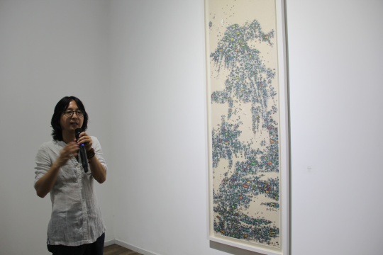 陳俊為觀眾解讀作品《時令景觀-溪山蘭若圖》

