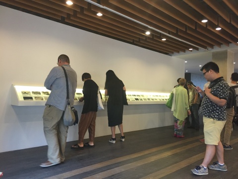 觀眾在展覽現(xiàn)場(chǎng)欣賞圖像作品
