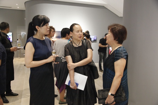 美博文化執(zhí)行董事徐娟與嘉賓在展覽現(xiàn)場
