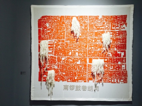 現(xiàn)場展出的《南鑼鼓巷胡同》，在一平方公里范圍內(nèi)，藝術家制作了精確的大比例胡同地圖
