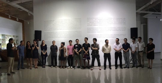 參展藝術(shù)家與嘉賓在開幕式合影

