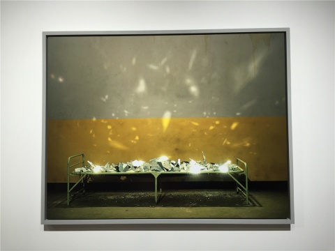 陳維2009年收藏級微噴打印作品《折疊床之光》
