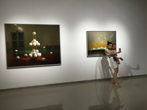 陳維2013年收藏級微噴打印作品《塔》（左）
