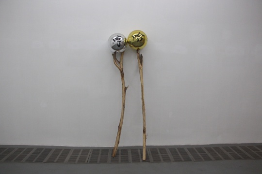楊心廣 《哼哈二將》186×35×35cm、198×32×32cm 木 塑料 2013