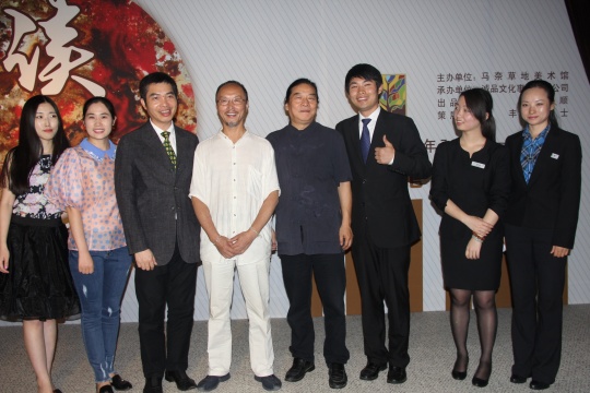 策展人義豐（左三）、中央美術(shù)學(xué)院實(shí)驗(yàn)藝術(shù)學(xué)院院長(zhǎng)呂勝中（左四）、藝術(shù)家張國(guó)龍（左五）以及美術(shù)館工作人員合影
