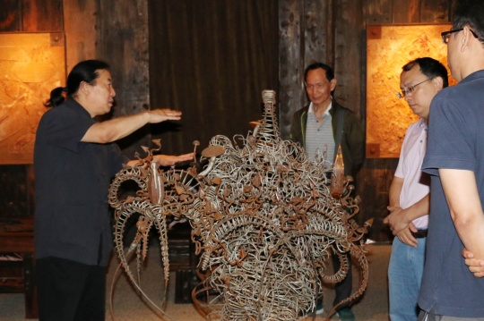 藝術(shù)家張國(guó)龍?jiān)谙蛴^眾介紹作品
