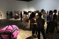鄒亮雕塑個展  用泥塑詮釋出“人性根本”,鄒 亮