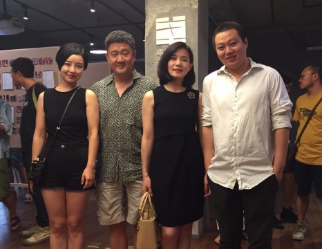 策展人崔燦燦（右一）與單向空間負(fù)責(zé)人
