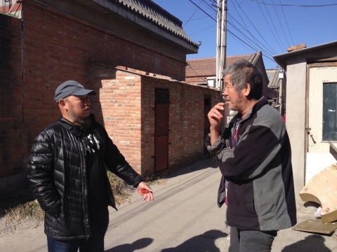 藝術(shù)家、村長靳勒在西蘆城村與村民交談
