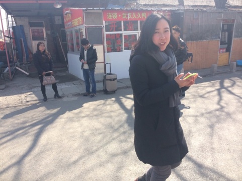 藝術(shù)家佘陳琦在永豐屯村
