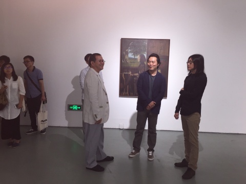 藝術家魏東（中）、策展人朱朱（右）向今典集團董事長、今日美術館創(chuàng)始人張寶全介紹展覽
