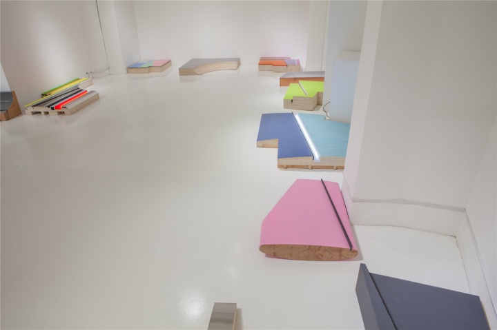 “讓所有的可能都在內(nèi)部以美好的形式解決”展覽現(xiàn)場
