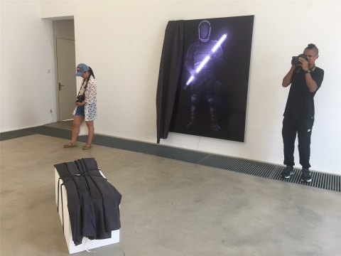 The Collective小組作品貢緞《十面旗子》及燈箱 布面噴繪作品《先鋒》
