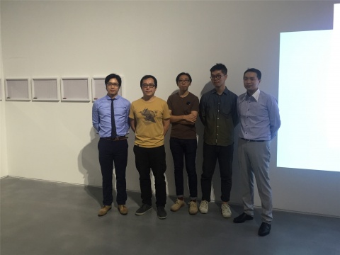 空間負責人李宜霖（左1）、李宜勛（右1）與三位到場藝術(shù)家合影，藝術(shù)家由左至右依次為：許家維、黃榮法、朱駿騰
