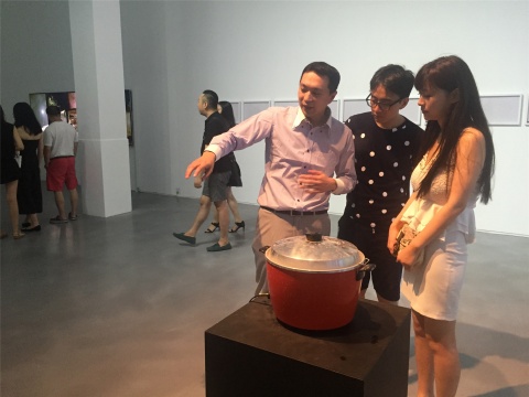  李宜勛為觀眾介紹朱駿騰的作品《疲倦的沸騰》
