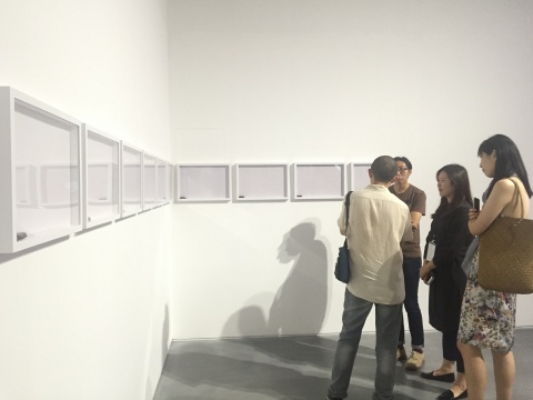  黃榮法作品《自主殆盡的殘存》系列，A+ Contemporary 展覽總監(jiān)姜毓蕓與藝術(shù)家陪同為民生現(xiàn)代美術(shù)館副館長李峰介紹作品

