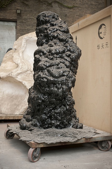 與這次展出作品同系列的雕塑還停在工作室中。黑色聚氨酯被一遍一遍澆在基礎(chǔ)機構(gòu)之上，原本之物早已無法識別，流淌本是添加的過程，在行為終止之后，卻有著被吞噬的反向力。

 
