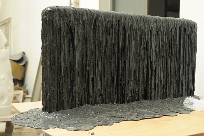 2014年，隋建國在洛杉磯個展上首次發(fā)表了新作系列，當時作品的模型至今還在工作室的一角。最初結(jié)構(gòu)以一塊板為始，保持直立的狀態(tài)。時間成為主軸，材料隨著時間的積累而增加，形狀隨著時間的延長而變化。與？《時間的形狀”不同，在這一系列中，時間作為輔助性存在，但并不是最重要的。

 
