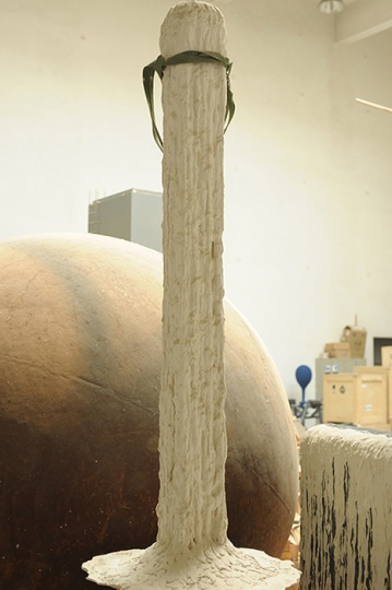 這件白色的柱子，是隋建國新作系列的第一件作品，選擇石膏最原始的顏色以覆蓋柱體，作為過度材料的石膏，成為了隋建國手中的終極材料。早在1989年其創(chuàng)作《衛(wèi)生肖像》系列時，就曾使用石膏，與紗布糾纏而形成的白色頭像，破碎著被插在鋼管之上。
