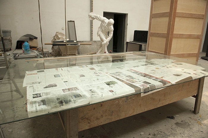 而這一張，是隋建國用來畫畫的。在佩斯的新展中，展出8件素描。隋建國說，他完全不做繪畫，以前連素描也不畫，從2012年開始選擇素描。在他看來，素描本身是與繪畫區(qū)分開的，可以被理解為一種制作、實踐的過程。這次，同樣選擇以聚氨酯實驗，材料只給繪畫動作一分鐘的時間，繪畫停止，材料還會持續(xù)發(fā)泡變化，形成新的厚度。

