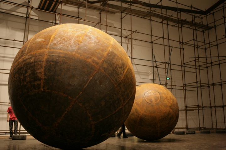 這是《運動的張力》2009年在今日美術(shù)館展出時的現(xiàn)場。
