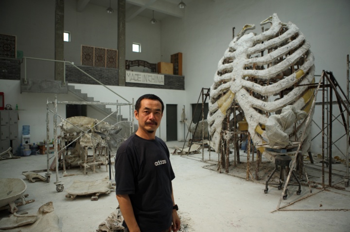 隋建國在工作室中，背景是一個被放大的胸骨結(jié)構(gòu)，時間是2007年，已經(jīng)是8年前。
