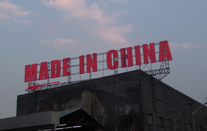 最左側(cè)海報的內(nèi)容就是這件其創(chuàng)作于2005年的作品《Made in China》。
