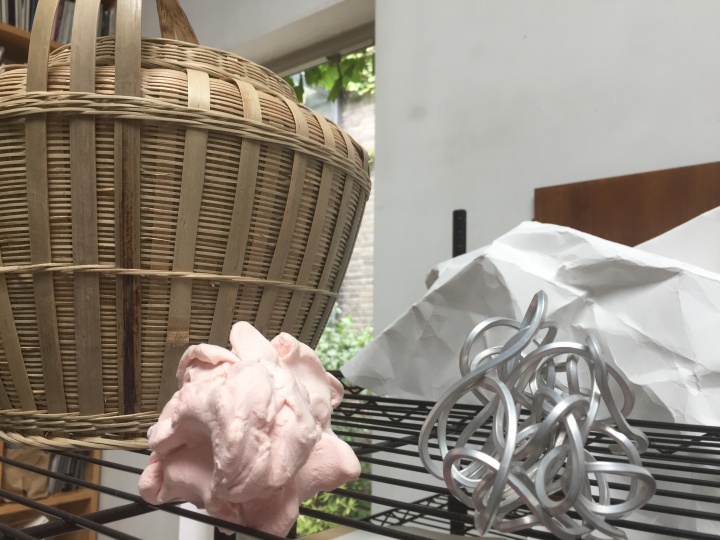這與隔壁工作室中的黑色小件作品有著相似的結(jié)構(gòu)。
