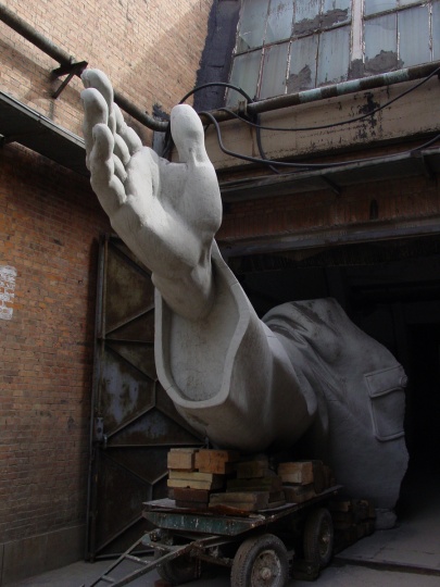 2003年《衣紋研究—右手》 在隋建國當時798的工作室外。
