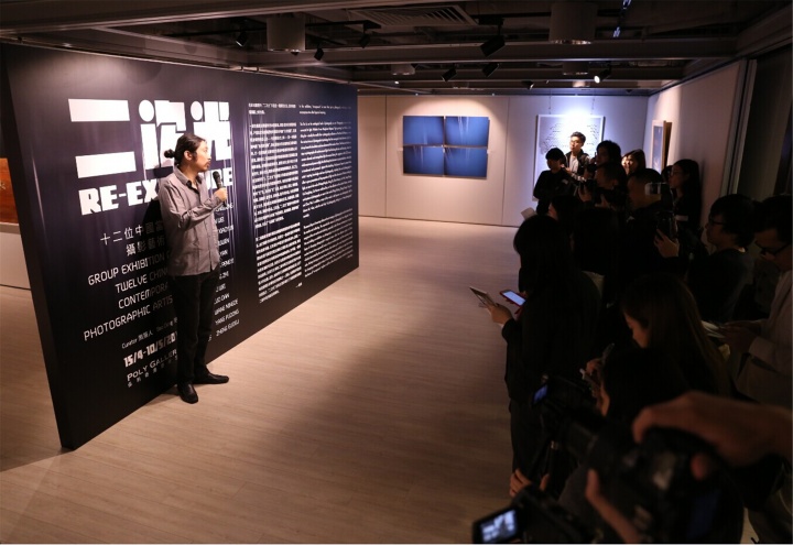 “二次光攝影展”策展人鮑棟為媒體與觀眾講解作品
