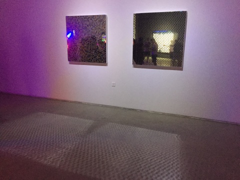 韓建宇《重影》系列作品，燈光通過作品的鏤空投射到地板上，形成了無數(shù)光斑
