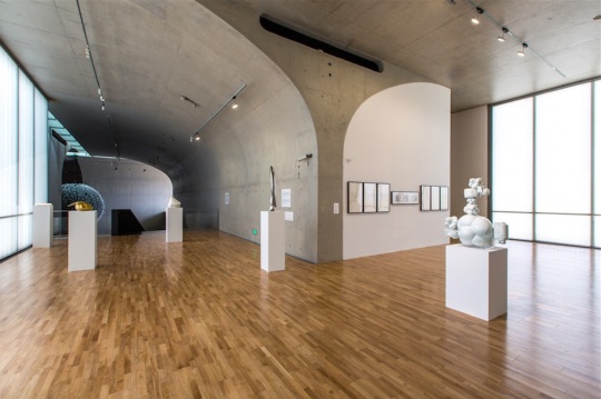 二層展廳《隱形雕塑》的現(xiàn)場，這些作品背后都有著人和科技之間非常奇妙的關(guān)系
