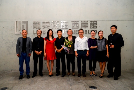 開幕式嘉賓合影 左一為策展人張尕 左二為呂勝中教授 左三為龍美術(shù)館館長王薇 中間為藝術(shù)家王郁洋
