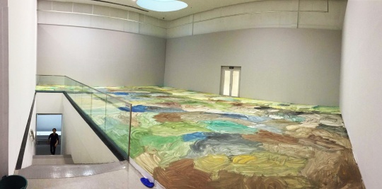 張恩利為展覽空間創(chuàng)作的空間繪畫項目現(xiàn)場，位于展廳的二層空間
