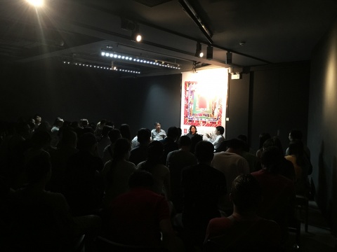 ?接下來，蒲鴻與丁乙、徐紅明對話 生動有趣的談話時間，吸引了不少西安當(dāng)?shù)貝酆卯?dāng)代藝術(shù)的觀眾與學(xué)生